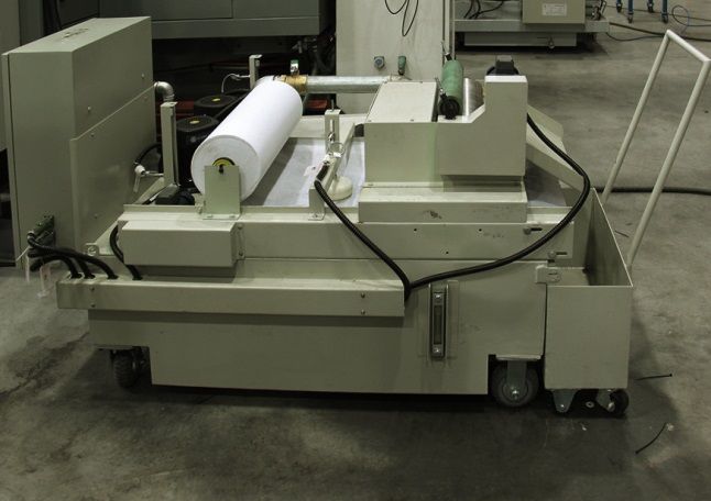 UNIVEQ UGU-2075 CNC  Бак для СОЖ и система фильтрации  Выполнены из стали и вынесены за пределы станка, что с легкостью и минимальными затратами времени позволяет заменять отработанную охлаждающую жидкость  Комбинированная система фильтрации (магн...